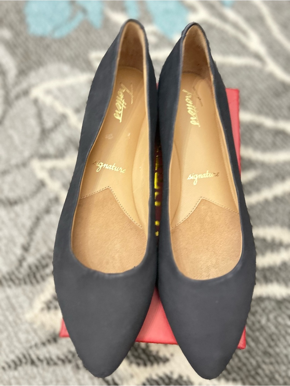 Women’s Black Signature Trotters Size 10